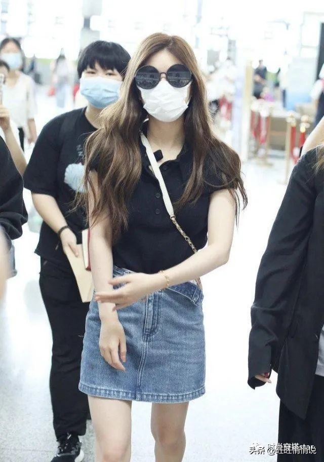 赵露思穿牛仔裤街拍视频,裙子配牛仔裤赵露思