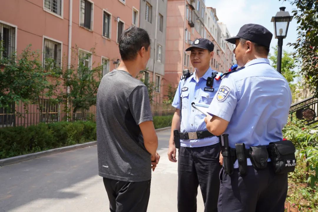 高温遇到警察的图片,高温下他们仍在坚守训练