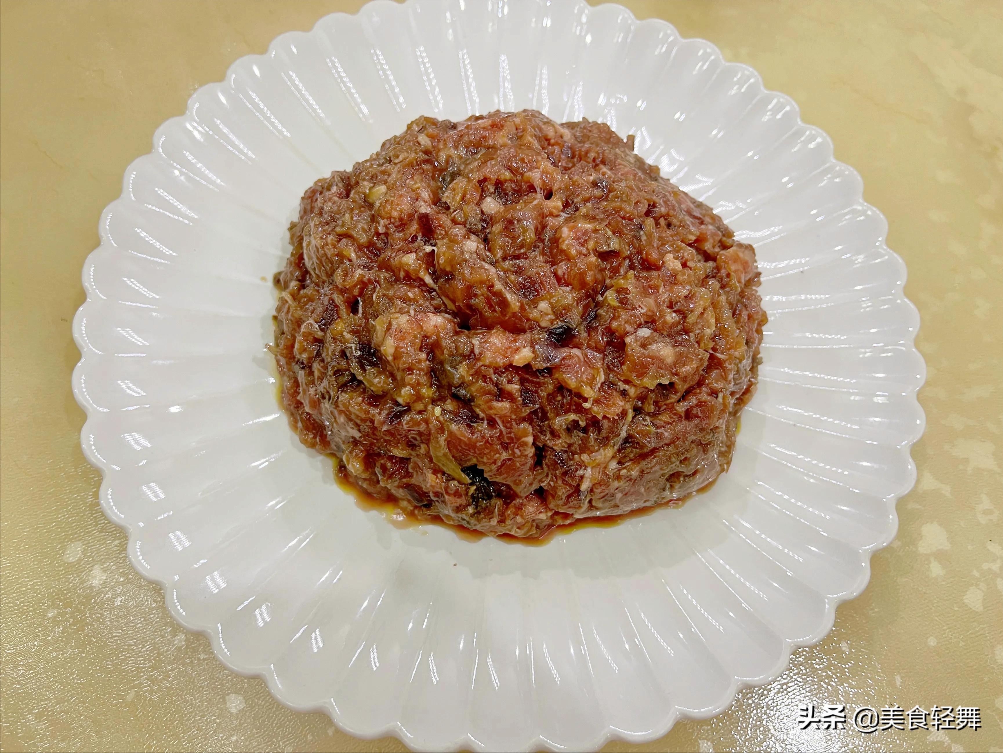 为啥调好的牛肉馅里有水,怎么调牛肉馅肉不发死