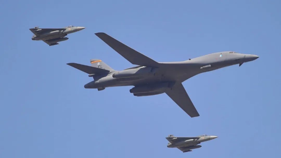 b-1b战机演练,美军b-1b轰炸机与印度战斗机齐飞