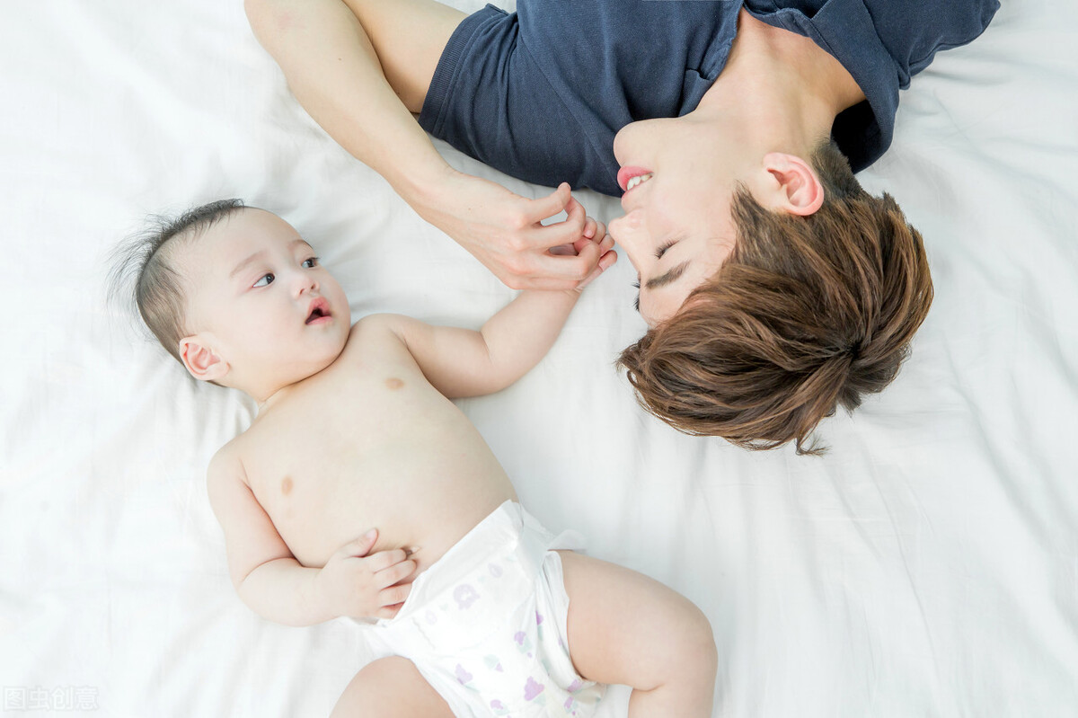 宝宝呛奶急救的正确方法,婴儿呛奶的预防及急救方法