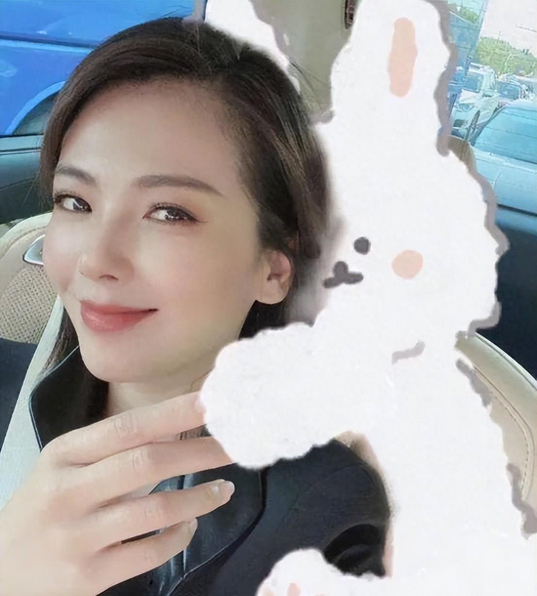 “小丑手”太减分了，这8位女星个个貌美如花，却被手拖后腿