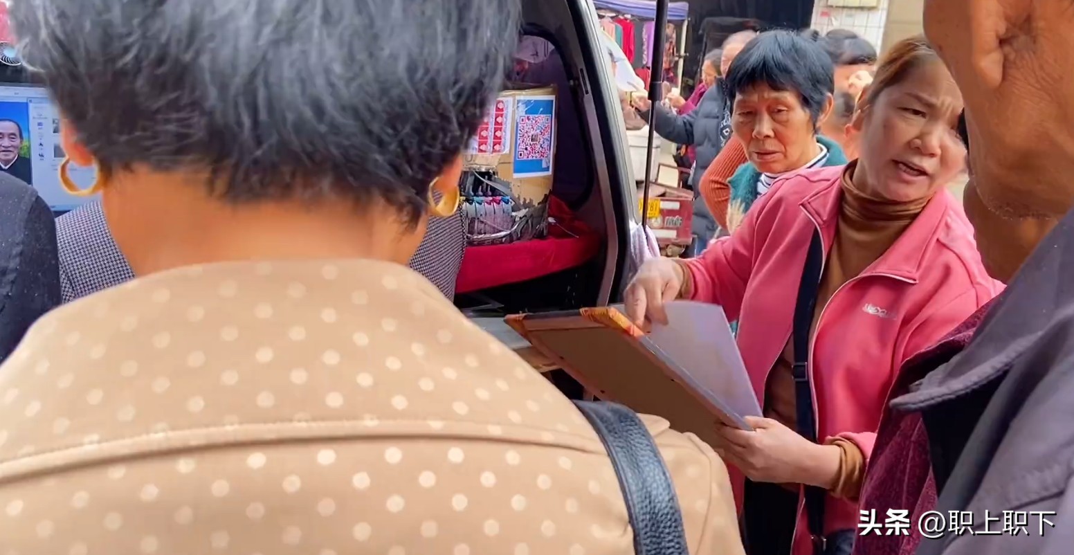 湖南邵阳夫妇在乡场镇给老人拍照月入过万,农村创业有五个风口