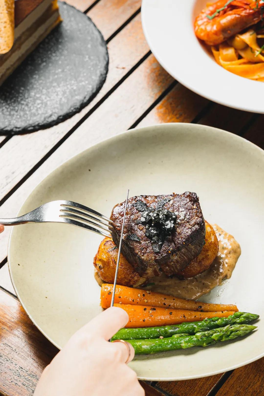 “这家「英伦餐吧」是专属你的快乐密码!”