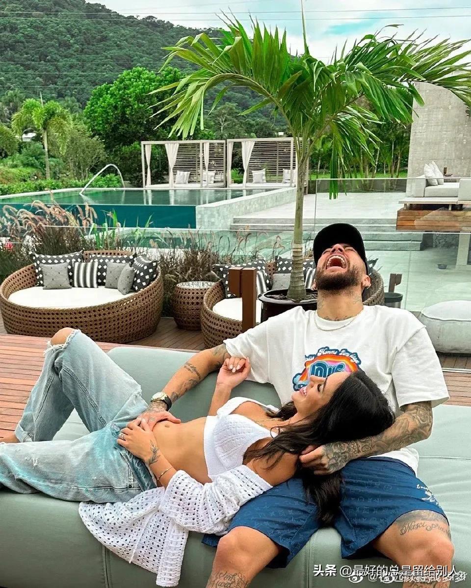 内马尔和女友亲吻,内马尔亲吻女性观众