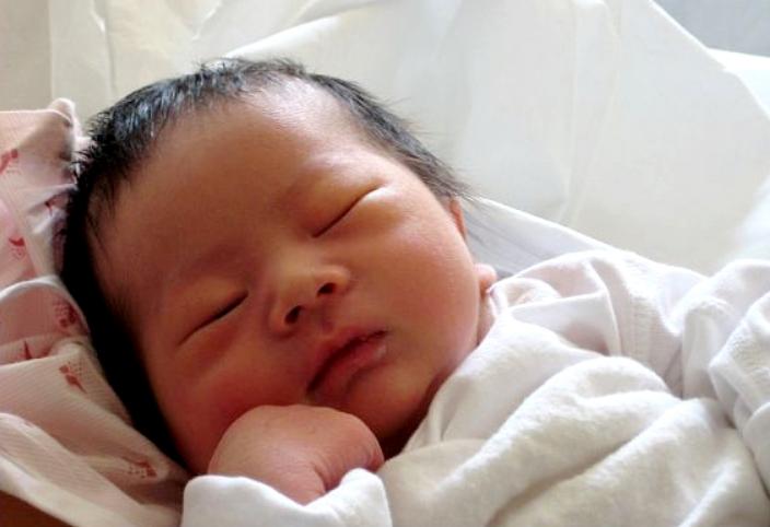 为什么宝宝吃母乳妈妈就肚子疼,婴儿吃母乳饿得快是吗