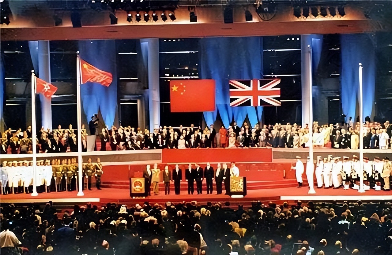 英国人不解：为何将香港归还中国？2000年英上将一句话道出真相