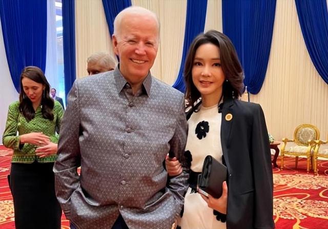 韩国总统夫人金建熙穿搭,韩国现任总统夫人美照
