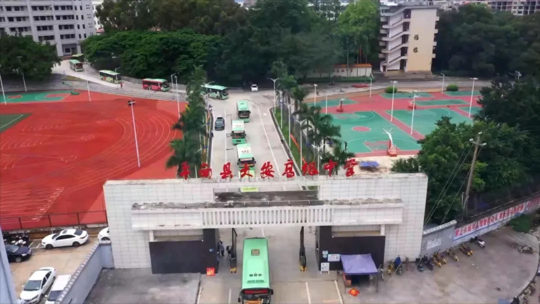 高考加油考生统计,高考千万考生奔赴考场