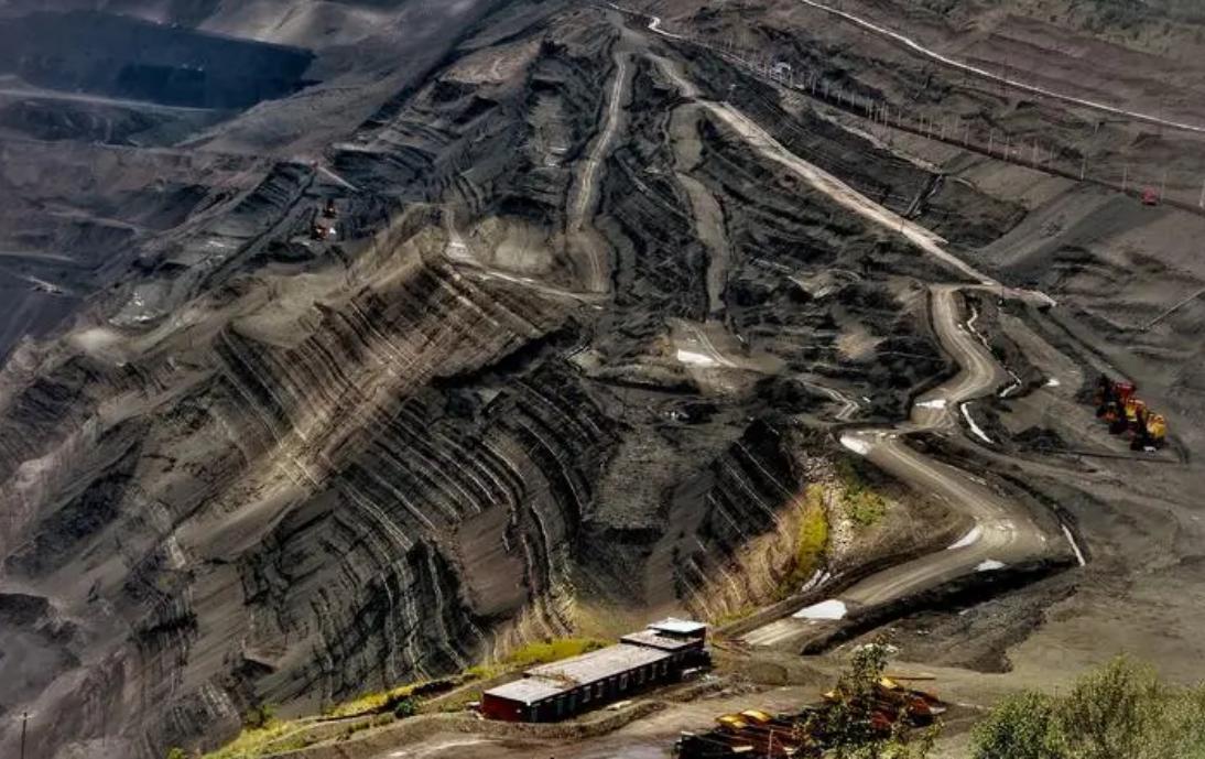 中国现开采最大煤矿,中国最深的露天煤矿深坑