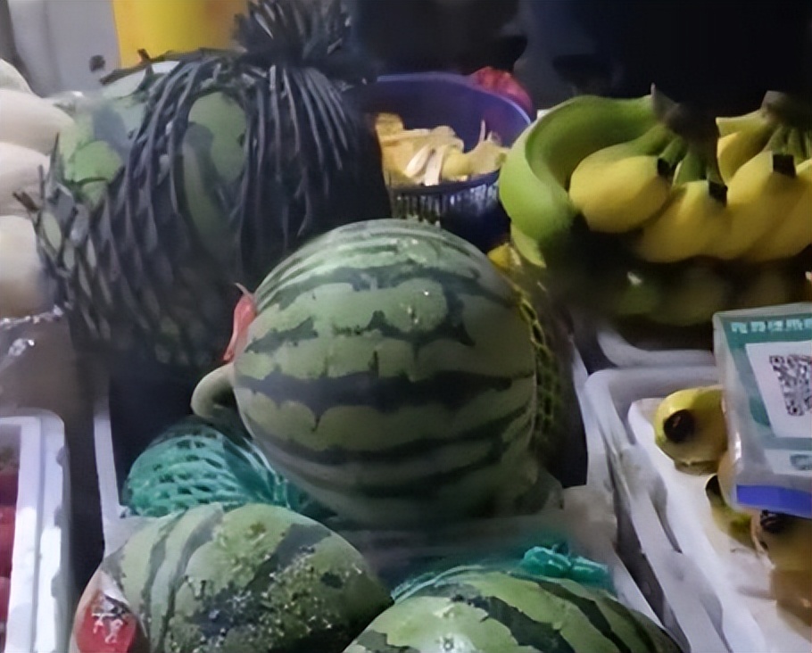 男子买水果遇缺斤短两反被怼,男子质疑摊主西瓜缺斤少两被怼