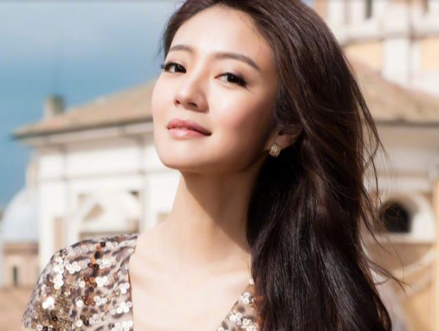 最有钱女明星刘亦菲,刘亦菲秀名贵翡翠大耳环