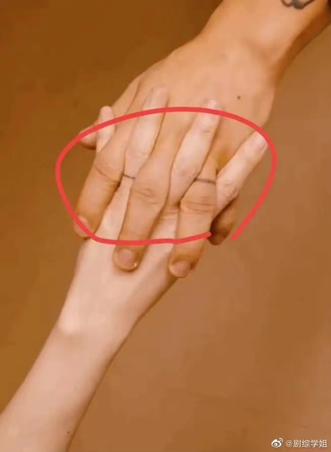 大s买黑色条纹衣服,大s黑色衣服