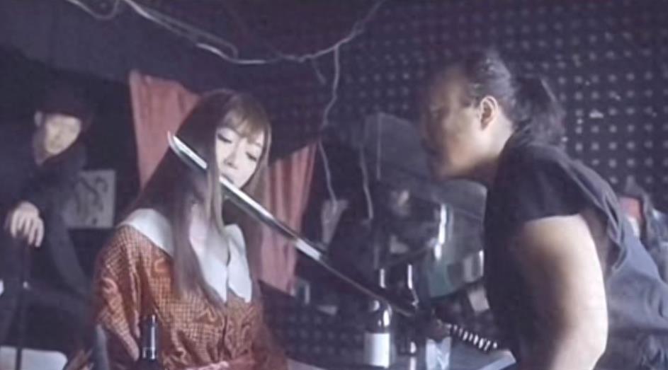 狂野诱惑！超辣女王舔刀瞬间！