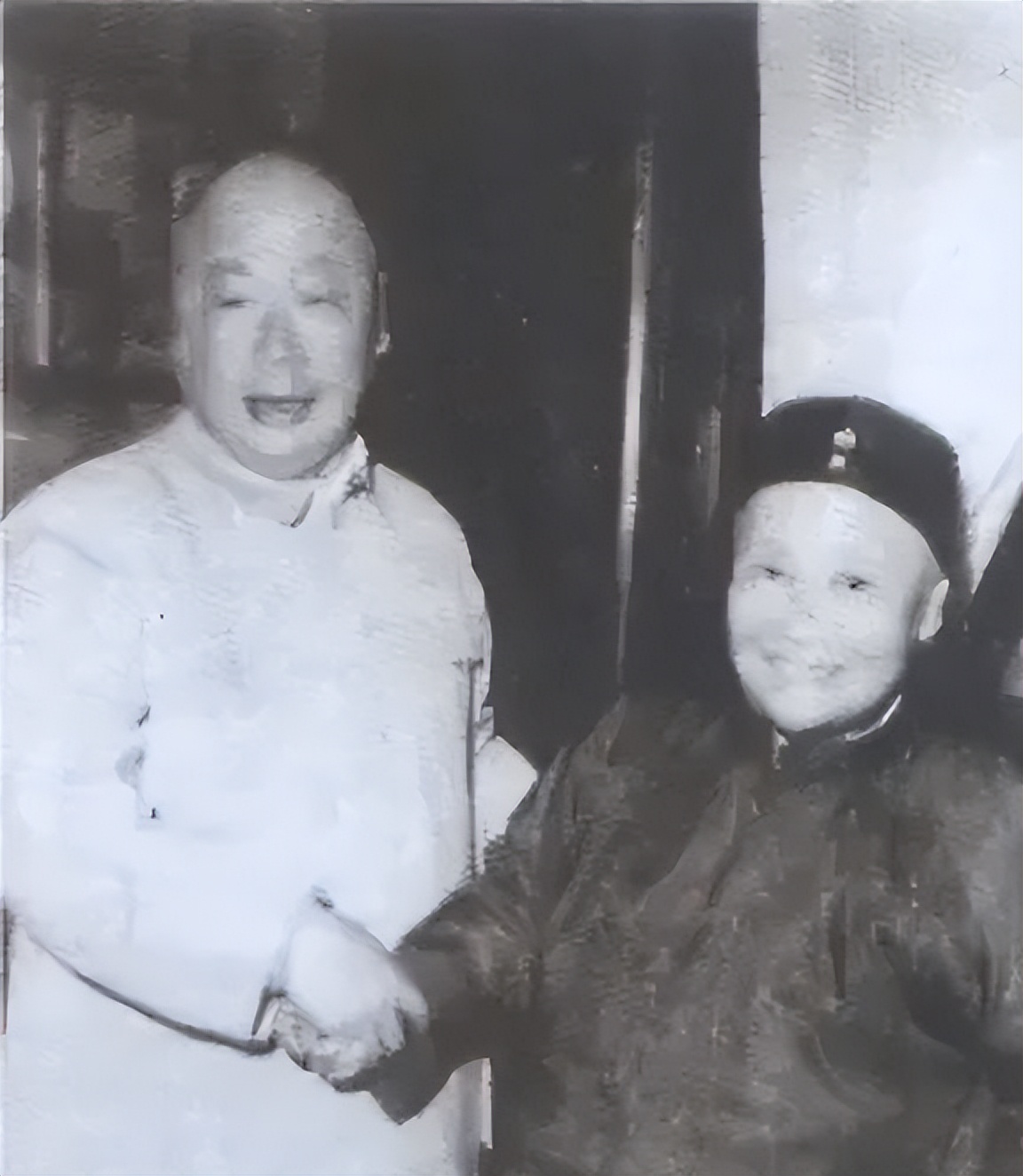 1962年陈毅返乡探母，发现母亲正在藏什么东西，看清后，泪如雨下