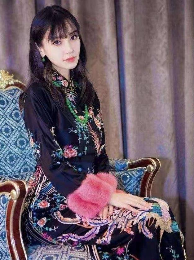 刘嘉玲关晓彤同框,穿旗袍大秀窈窕好身材