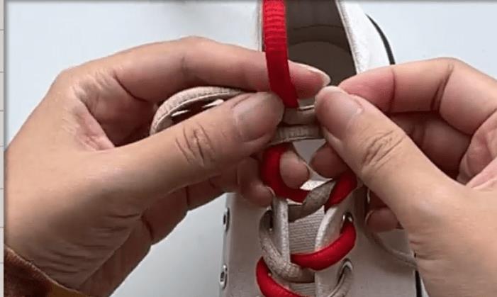 两个颜色不同的鞋带怎么打结起来,airforce鞋带怎么打结