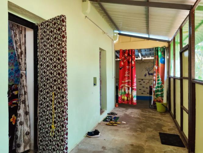 中国博主被困印度“小黑屋”，讲述三个月“魔幻生活”：老鼠比人多，每个月还发钱