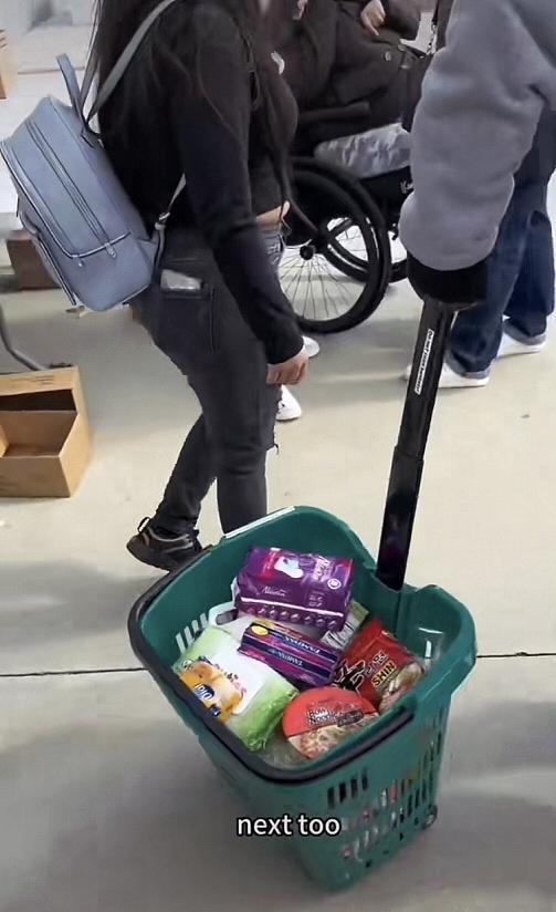 卡车夫妻美国领取救济食物,卡车司机美国领救济食物