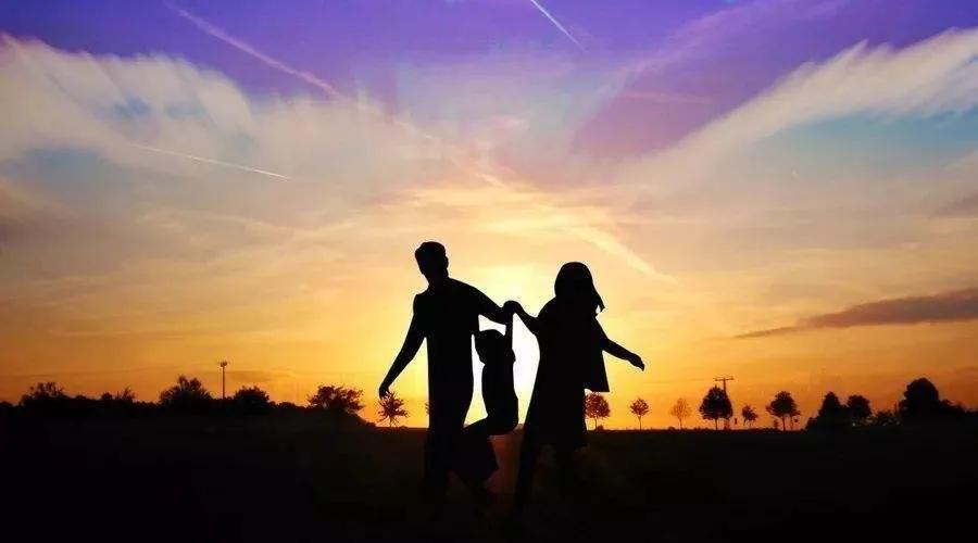 谈一段你对正确爱情观的理解,对爱情的理解和正确的爱情观