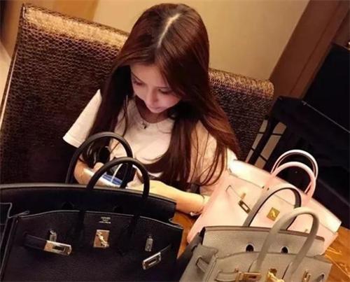 富二代为追女网红花3亿，搞垮家族企业，被抓后网红却跟老外跑了