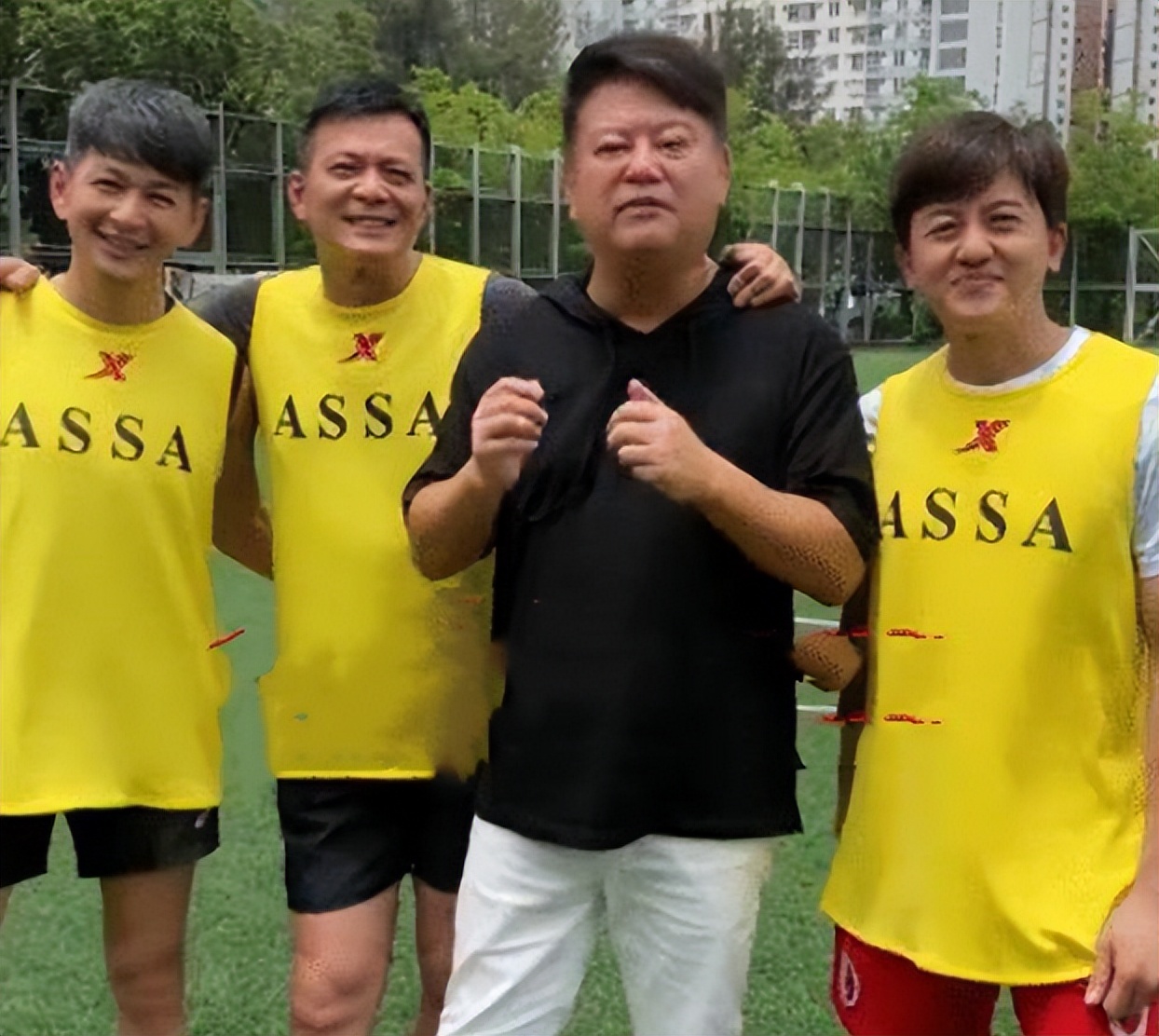 闯球场的球迷,球迷冲进球场拥抱梅西跑了多少米