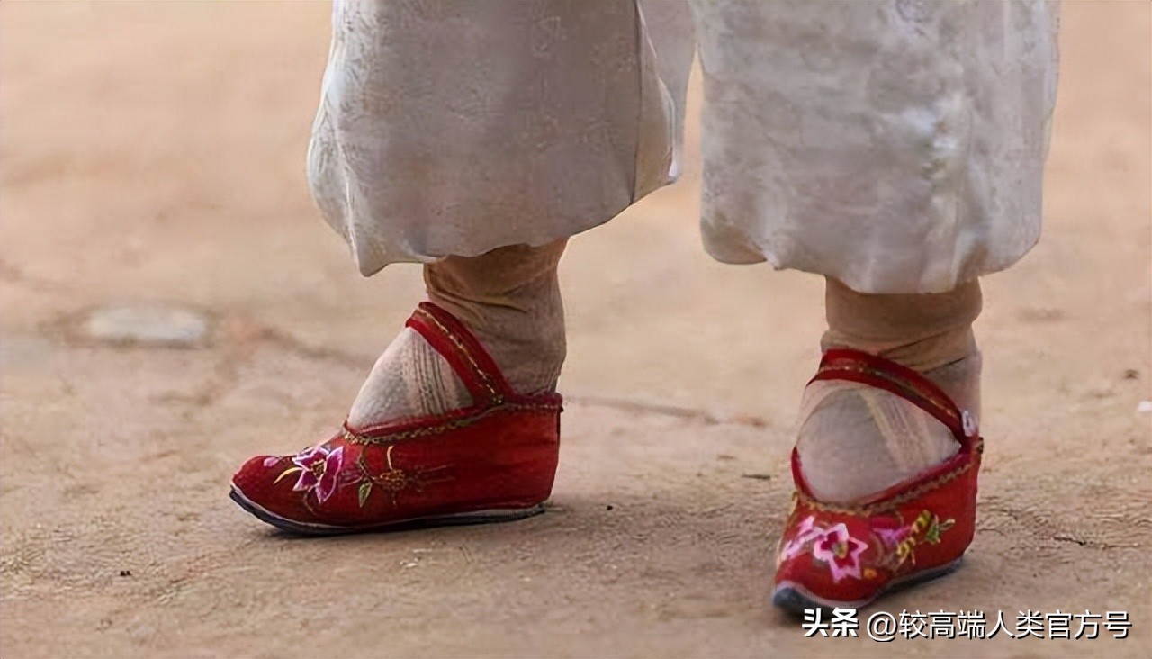 女人对自己的脚有什么说法,通过女生的脚可以判断什么