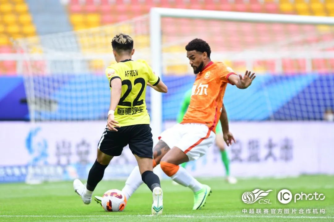 前线丨卡耶维奇、福布斯联袂进球，武汉长江2:1战胜广州队