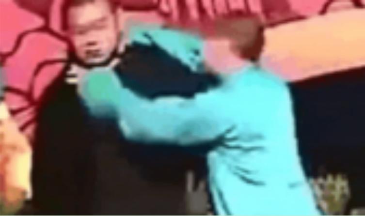 郭德纲讲述曹云金岳云鹏事件,当岳云鹏得知郭德纲被曹云金羞辱