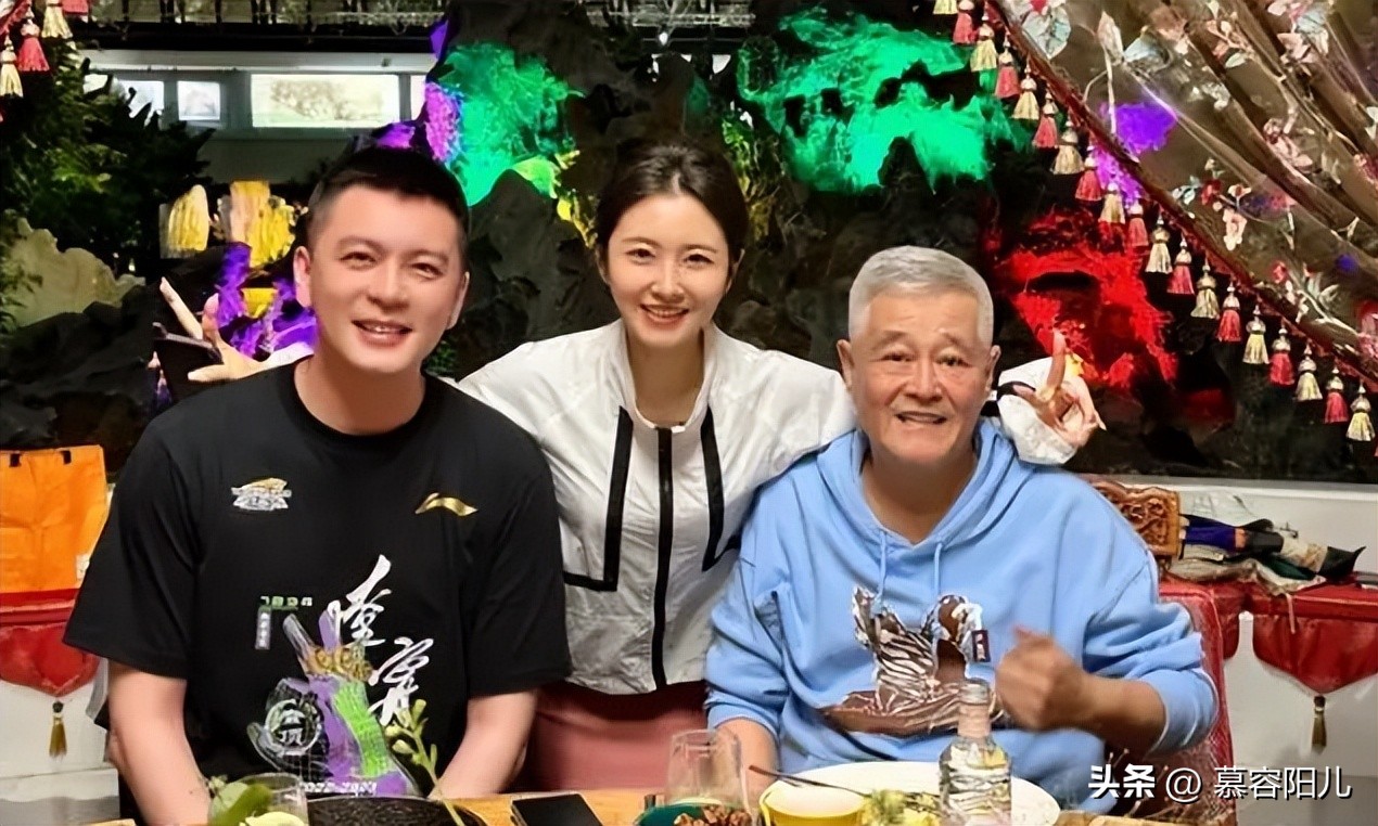 赵本山不仅现场见证辽篮夺冠，并设宴款待杨鸣，韩佳佟陪同出席！