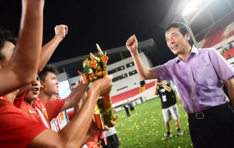 中国足球,10支职业球队宣布解散!陈戌源接手青少年联赛,欲救市