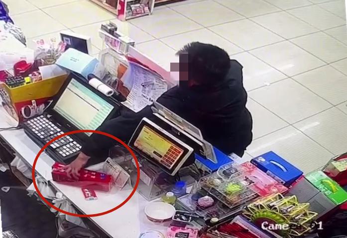 真“买”烟，假扫码，民警：“零元购”你俩咋想的？！