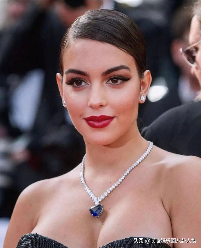 梅西老婆手抓红酒杯跳舞,梅西妻子晒全家庆祝夺冠合照