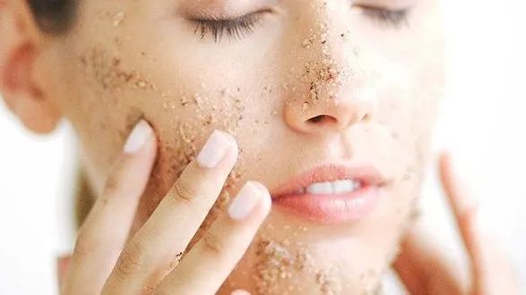 如何通过护肤改善眼皱纹,护肤防斑的正确方法