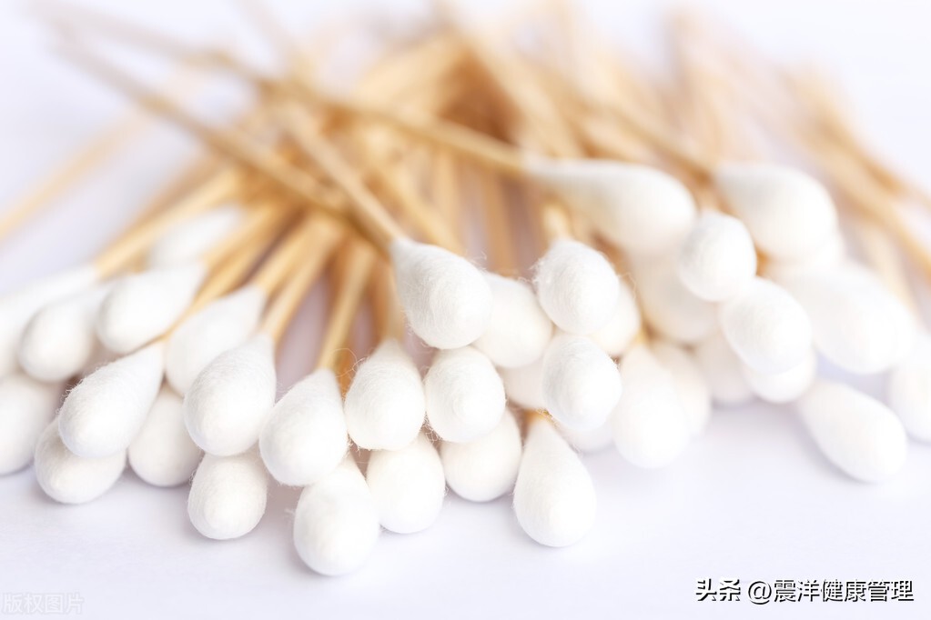 耳朵里太痒了掏出来臭臭的东西,耳朵里痒一掏就流水是什么原因