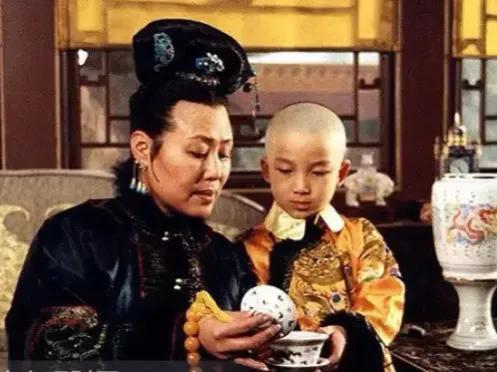 1635年，孝庄给丈夫皇太极请安，刚到门口，却听见姐姐的撒娇声