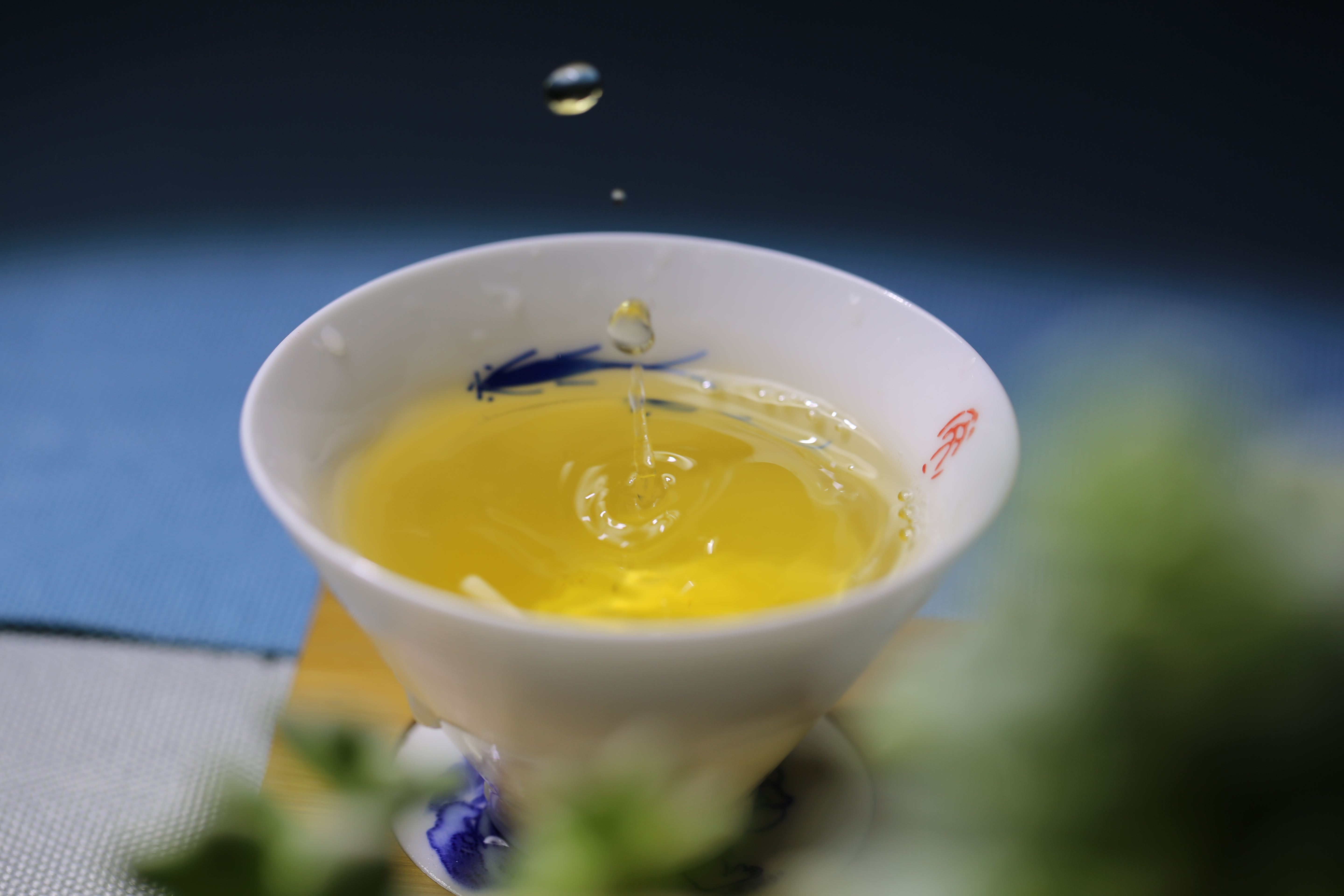 这两种茶最好别用沸水直接冲泡,泡茶先放茶还是先放水这也有讲究