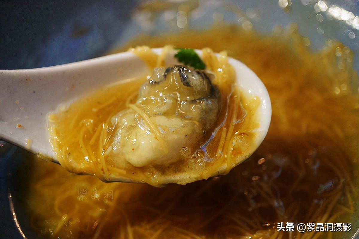 几张桌子的小店,只有4张桌子的长方形小店