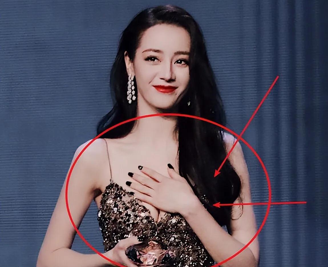 迪丽热巴穿深v抹胸礼服,迪丽热巴穿深v礼服被拍照