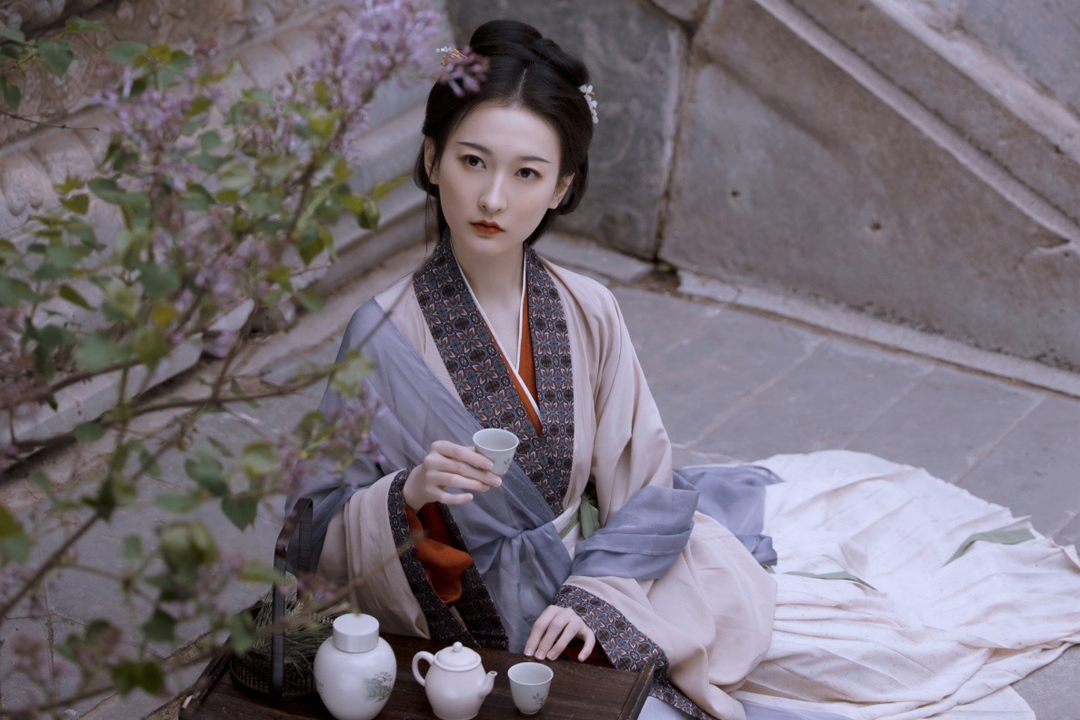 两位宋代无名蜀妓,两首小词深情又活泼,却暗藏深深的无奈