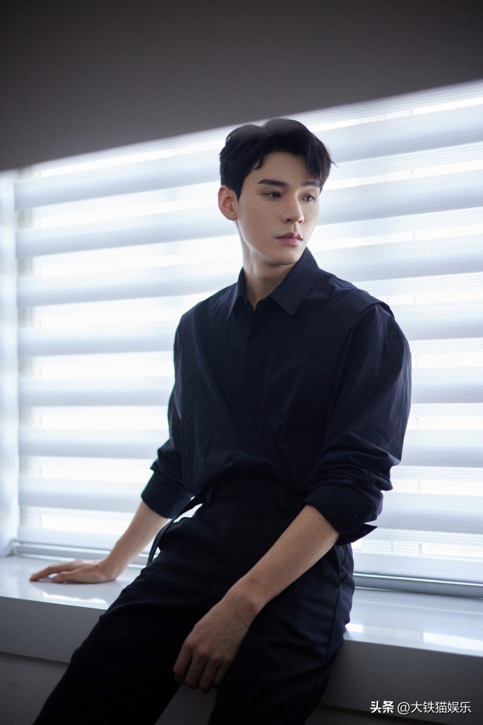 穿黑衬衫好看的人,穿黑衬衫的帅气男人