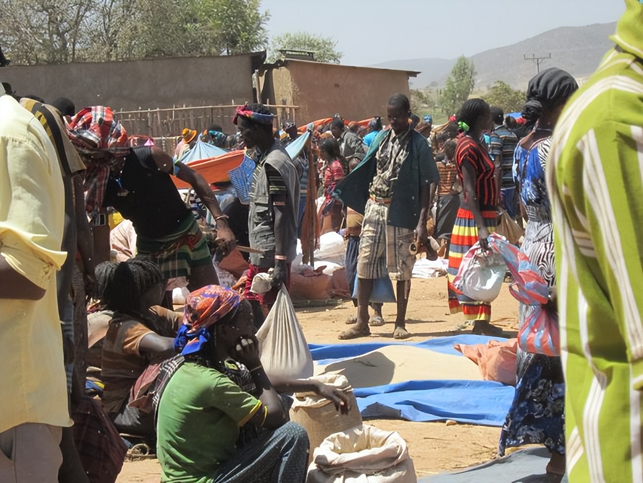 网友在非洲打工，黑人女性喜欢用头顶塑料桶买菜，火柴非常流行