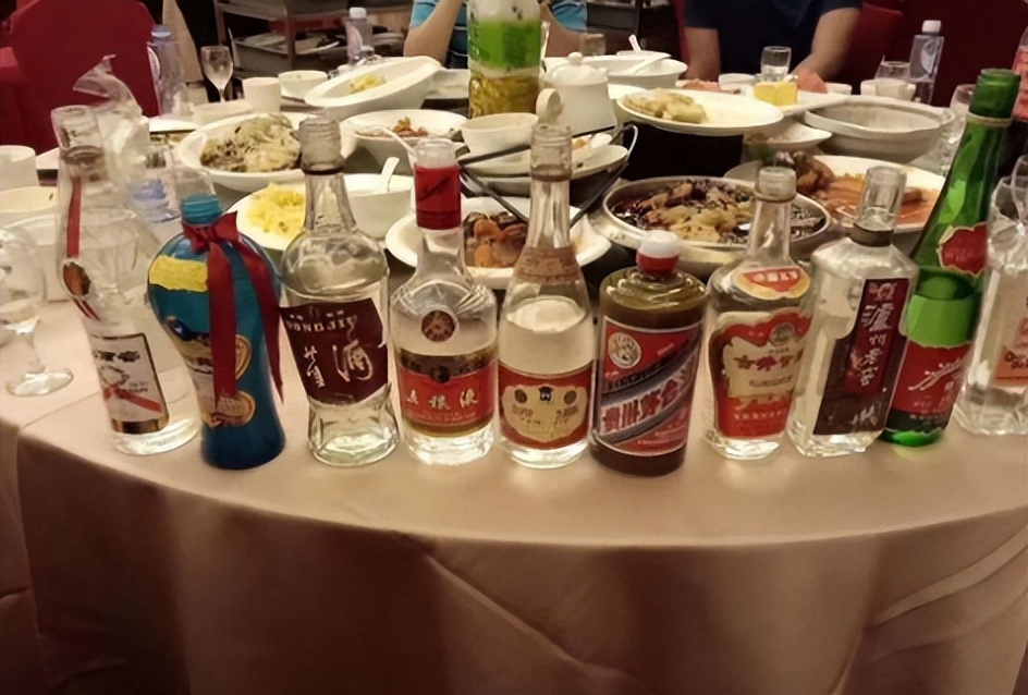 辽宁男子喝3万斤酒撑大脖子,男子嗜酒如命一天三四斤白酒