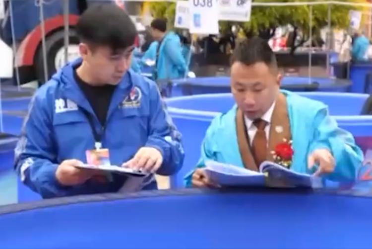 养锦鲤月入百万,靠养锦鲤发家