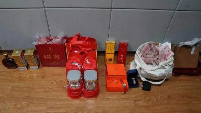 乔装打扮盗窃名烟名酒，这一次够小子喝一壶了