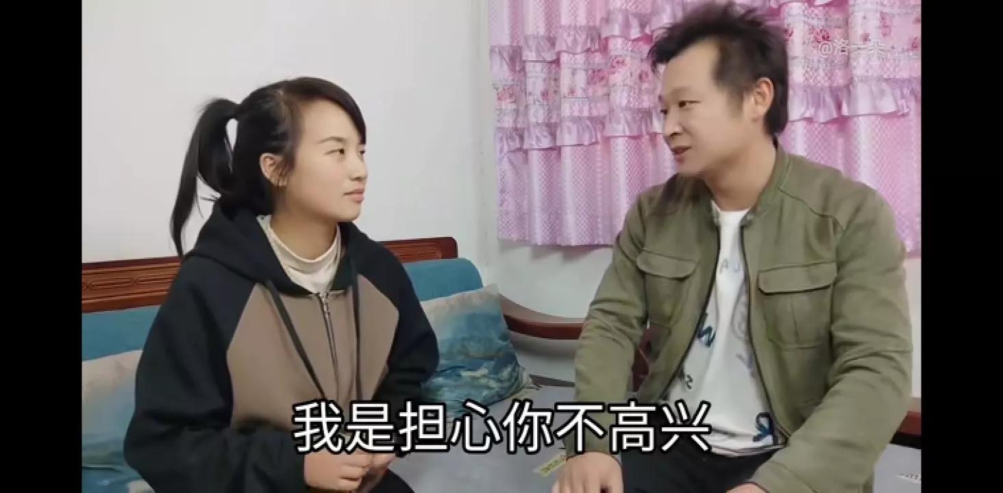 一朵在家里沙发后发现五千元，这次朵错怪奇，是奇妈昨天偷放的