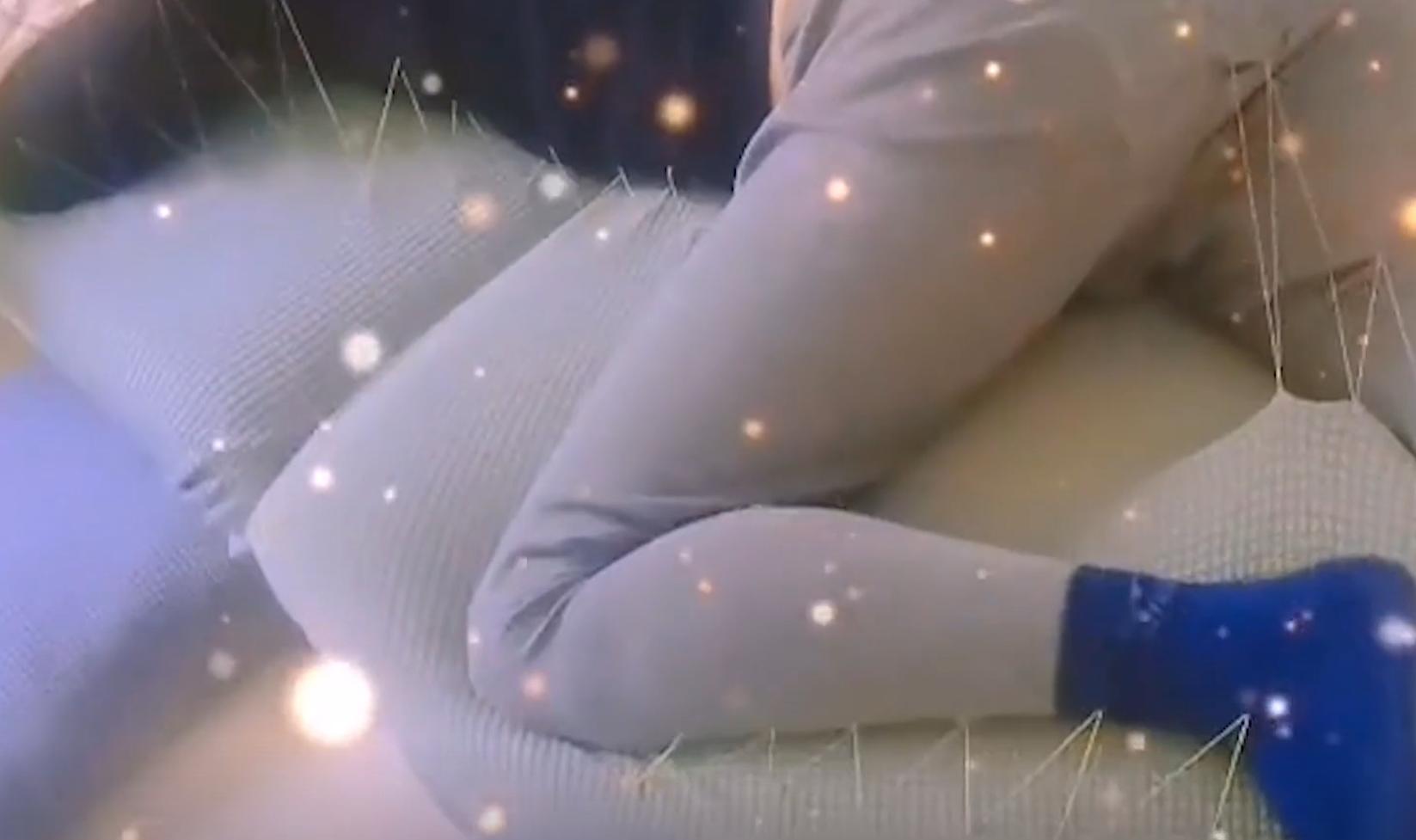 男子躺5小时不起被妻子缝沙发上,丈夫躺在沙发上睡着