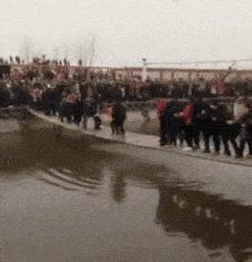 姑娘下次自拍的时候整理一下房间吧，你的秘密都被大家发现啦