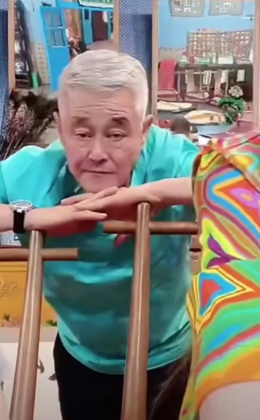 64岁赵本山身体引担忧！面色难看眼神迷离，强打精神陪女儿直播