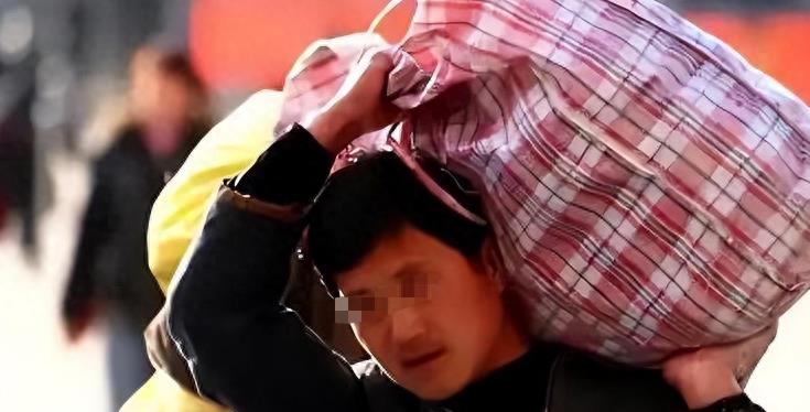 男子和妻子嬉戏打闹,男子和妻子打闹不料摔倒